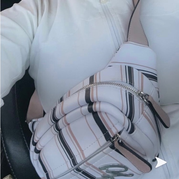 Guess Fanny pack - Picture 2 of 3